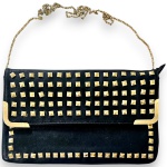 BOLSA CARTEIRA, CONFECCIONADA EM COURINO, COR PRETA, BOLSO INTERNO, DECORAÇÃO FRONTAL EM TACHAS EM METAL DOURADO, FECHAMENTO COM BOTÃO MAGNÉTICO, MEDINDO 20 X 34 CM. ACOMPANHA ALÇA TIRACOLO EM CORRENTE. TRATA-SE DE PEÇA SEMINOVA, PODENDO APRESENTAR SINAIS DE USO, MARCAS DO TEMPO, DESGASTES NATURAIS, PEQUENAS IMPERFEIÇÕES, RESTAUROS, REPAROS E/OU OUTRAS CARACTERÍSTICAS PRÓPRIAS DE SUA NATUREZA, USO E ESTADO DE CONSERVAÇÃO, NÃO SENDO TAIS ASPECTOS, POR SI SÓ, MOTIVO PARA DESCLASSIFICAÇÃO, CANCELAMENTO OU QUESTIONAMENTOS POSTERIORES, DEVENDO O ARREMATANTE CONSIDERAR TAIS CONDIÇÕES PREVIAMENTE À OFERTA E ARREMATAÇÃO.