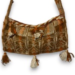 BOLSA TIRACOLO CONFECCIONADA EM TECIDO, PRODUZIDO ARTESNALMENTE, RICAMENTE POLICROMADO, ESTILO BOHO, MEDINDO 20 X 40 CM. NECESSITA AJUSTE NO FECHO, CONFORME FOTOS ANEXAS. TRATA-SE DE PEÇA SEMINOVA, PODENDO APRESENTAR SINAIS DE USO, MARCAS DO TEMPO, DESGASTES NATURAIS, PEQUENAS IMPERFEIÇÕES, RESTAUROS, REPAROS E/OU OUTRAS CARACTERÍSTICAS PRÓPRIAS DE SUA NATUREZA, USO E ESTADO DE CONSERVAÇÃO, NÃO SENDO TAIS ASPECTOS, POR SI SÓ, MOTIVO PARA DESCLASSIFICAÇÃO, CANCELAMENTO OU QUESTIONAMENTOS POSTERIORES, DEVENDO O ARREMATANTE CONSIDERAR TAIS CONDIÇÕES PREVIAMENTE À OFERTA E ARREMATAÇÃO.