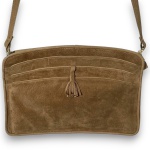 C&A - BOLSA TIRACOLO CONFECCIONADA EM CAMURÇA, COR MARROM, BOLSO INTERNO, FECHAMENTO CENTRAL COM ZÍPER, ALÇA TRANSVERSAL, MEDINDO 20 X 30 CM. TRATA-SE DE PEÇA SEMINOVA, PODENDO APRESENTAR SINAIS DE USO, MARCAS DO TEMPO, DESGASTES NATURAIS, PEQUENAS IMPERFEIÇÕES, RESTAUROS, REPAROS E/OU OUTRAS CARACTERÍSTICAS PRÓPRIAS DE SUA NATUREZA, USO E ESTADO DE CONSERVAÇÃO, NÃO SENDO TAIS ASPECTOS, POR SI SÓ, MOTIVO PARA DESCLASSIFICAÇÃO, CANCELAMENTO OU QUESTIONAMENTOS POSTERIORES, DEVENDO O ARREMATANTE CONSIDERAR TAIS CONDIÇÕES PREVIAMENTE À OFERTA E ARREMATAÇÃO.