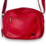 ZIPPO BY POQUET - BOLSA TIRACOLO CONFECCIONADA EM MATERIAL PLÁSTICO, COR VERMELHA, ALÇA AJUSTAVÉL, BOLSO FRONTAL COM FECHAMENTO EM ZÍPER, FECHAMENTO CENTRAL EM ZÍPER, MEDINDO 19 X 30 CM. TRATA-SE DE PEÇA SEMINOVA, PODENDO APRESENTAR SINAIS DE USO, MARCAS DO TEMPO, DESGASTES NATURAIS, PEQUENAS IMPERFEIÇÕES, RESTAUROS, REPAROS E/OU OUTRAS CARACTERÍSTICAS PRÓPRIAS DE SUA NATUREZA, USO E ESTADO DE CONSERVAÇÃO, NÃO SENDO TAIS ASPECTOS, POR SI SÓ, MOTIVO PARA DESCLASSIFICAÇÃO, CANCELAMENTO OU QUESTIONAMENTOS POSTERIORES, DEVENDO O ARREMATANTE CONSIDERAR TAIS CONDIÇÕES PREVIAMENTE À OFERTA E ARREMATAÇÃO.