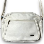 ZIPPO BY POQUET - BOLSA TIRACOLO CONFECCIONADA EM MATERIAL PLÁSTICO, COR BRANCA, ALÇA AJUSTAVÉL, BOLSO FRONTAL COM FECHAMENTO EM ZÍPER, FECHAMENTO CENTRAL EM ZÍPER, MEDINDO 19 X 30 CM. TRATA-SE DE PEÇA SEMINOVA, PODENDO APRESENTAR SINAIS DE USO, MARCAS DO TEMPO, DESGASTES NATURAIS, PEQUENAS IMPERFEIÇÕES, RESTAUROS, REPAROS E/OU OUTRAS CARACTERÍSTICAS PRÓPRIAS DE SUA NATUREZA, USO E ESTADO DE CONSERVAÇÃO, NÃO SENDO TAIS ASPECTOS, POR SI SÓ, MOTIVO PARA DESCLASSIFICAÇÃO, CANCELAMENTO OU QUESTIONAMENTOS POSTERIORES, DEVENDO O ARREMATANTE CONSIDERAR TAIS CONDIÇÕES PREVIAMENTE À OFERTA E ARREMATAÇÃO.