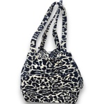 BOLSA CONFECCIONADA EM TECIDO MISTO COM PADRONAGEM ANIMAL PRINT, CORES PRETA E BRANCA, ESTILO BOHO HIPPIE, DOIS BOLSOS FRONTAIS, MEDINDO 34 X 31 CM. TRATA-SE DE PEÇA SEMINOVA, PODENDO APRESENTAR SINAIS DE USO, MARCAS DO TEMPO, DESGASTES NATURAIS, PEQUENAS IMPERFEIÇÕES, RESTAUROS, REPAROS E/OU OUTRAS CARACTERÍSTICAS PRÓPRIAS DE SUA NATUREZA, USO E ESTADO DE CONSERVAÇÃO, NÃO SENDO TAIS ASPECTOS, POR SI SÓ, MOTIVO PARA DESCLASSIFICAÇÃO, CANCELAMENTO OU QUESTIONAMENTOS POSTERIORES, DEVENDO O ARREMATANTE CONSIDERAR TAIS CONDIÇÕES PREVIAMENTE À OFERTA E ARREMATAÇÃO.