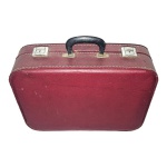 MALA PARA VIAGEM, DÉCADA 1960, MEDINDO 37 X 50 X 14 CM.TRATA-SE DE PEÇA SEMINOVA, PODENDO APRESENTAR SINAIS DE USO, MARCAS DO TEMPO, DESGASTES NATURAIS, PEQUENAS IMPERFEIÇÕES, RESTAUROS, REPAROS E/OU OUTRAS CARACTERÍSTICAS PRÓPRIAS DE SUA NATUREZA, USO E ESTADO DE CONSERVAÇÃO, NÃO SENDO TAIS ASPECTOS, POR SI SÓ, MOTIVO PARA DESCLASSIFICAÇÃO, CANCELAMENTO OU QUESTIONAMENTOS POSTERIORES, DEVENDO O ARREMATANTE CONSIDERAR TAIS CONDIÇÕES PREVIAMENTE À OFERTA E ARREMATAÇÃO.