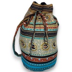 BOLSA CONFECCIONADA EM TECIDO RICAMENTE POLICROMADO, ESTILO BOHO HIPPIE, MEDINDO 47 X 35 CM. TRATA-SE DE PEÇA SEMINOVA, PODENDO APRESENTAR SINAIS DE USO, MARCAS DO TEMPO, DESGASTES NATURAIS, PEQUENAS IMPERFEIÇÕES, RESTAUROS, REPAROS E/OU OUTRAS CARACTERÍSTICAS PRÓPRIAS DE SUA NATUREZA, USO E ESTADO DE CONSERVAÇÃO, NÃO SENDO TAIS ASPECTOS, POR SI SÓ, MOTIVO PARA DESCLASSIFICAÇÃO, CANCELAMENTO OU QUESTIONAMENTOS POSTERIORES, DEVENDO O ARREMATANTE CONSIDERAR TAIS CONDIÇÕES PREVIAMENTE À OFERTA E ARREMATAÇÃO.