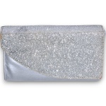 BOLSA CLUTCH, COR PRATA, MEDINDO 11 X 5 X 18 CM. ACOMPANHA ALÇA TIRACOLO. TRATA-SE DE PEÇA SEMINOVA, PODENDO APRESENTAR SINAIS DE USO, MARCAS DO TEMPO, DESGASTES NATURAIS, PEQUENAS IMPERFEIÇÕES, RESTAUROS, REPAROS E/OU OUTRAS CARACTERÍSTICAS PRÓPRIAS DE SUA NATUREZA, USO E ESTADO DE CONSERVAÇÃO, NÃO SENDO TAIS ASPECTOS, POR SI SÓ, MOTIVO PARA DESCLASSIFICAÇÃO, CANCELAMENTO OU QUESTIONAMENTOS POSTERIORES, DEVENDO O ARREMATANTE CONSIDERAR TAIS CONDIÇÕES PREVIAMENTE À OFERTA E ARREMATAÇÃO.