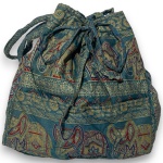 BOLSA CONFECCIONADA EM TECIDO RICAMENTE POLICROMADO, ESTILO BOHO HIPPIE, MEDINDO 44 X 41 CM. TRATA-SE DE PEÇA SEMINOVA, PODENDO APRESENTAR SINAIS DE USO, MARCAS DO TEMPO, DESGASTES NATURAIS, PEQUENAS IMPERFEIÇÕES, RESTAUROS, REPAROS E/OU OUTRAS CARACTERÍSTICAS PRÓPRIAS DE SUA NATUREZA, USO E ESTADO DE CONSERVAÇÃO, NÃO SENDO TAIS ASPECTOS, POR SI SÓ, MOTIVO PARA DESCLASSIFICAÇÃO, CANCELAMENTO OU QUESTIONAMENTOS POSTERIORES, DEVENDO O ARREMATANTE CONSIDERAR TAIS CONDIÇÕES PREVIAMENTE À OFERTA E ARREMATAÇÃO.