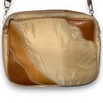 VICO - BOLSA TIRACOLO CONFECCIONADA EM NYLON METALASSÊ, COR BEGE, DECORADA COM APLICAÇÕES E ALÇA DE OMBRO EM COURO, TRÊS DIVISÕES, MEDINDO 21 X 30 CM. TRATA-SE DE PEÇA SEMINOVA, PODENDO APRESENTAR SINAIS DE USO, MARCAS DO TEMPO, DESGASTES NATURAIS, PEQUENAS IMPERFEIÇÕES, RESTAUROS, REPAROS E/OU OUTRAS CARACTERÍSTICAS PRÓPRIAS DE SUA NATUREZA, USO E ESTADO DE CONSERVAÇÃO, NÃO SENDO TAIS ASPECTOS, POR SI SÓ, MOTIVO PARA DESCLASSIFICAÇÃO, CANCELAMENTO OU QUESTIONAMENTOS POSTERIORES, DEVENDO O ARREMATANTE CONSIDERAR TAIS CONDIÇÕES PREVIAMENTE À OFERTA E ARREMATAÇÃO.