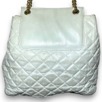 BOLSA CONFECCIONADA EM COURO MATELASSÊ, COR BRANCA, ALÇA DE OMBRO EM CORRENTE, BOLSO INTERNO, MEDINDO 28 X 33 CM. TRATA-SE DE PEÇA SEMINOVA, PODENDO APRESENTAR SINAIS DE USO, MARCAS DO TEMPO, DESGASTES NATURAIS, PEQUENAS IMPERFEIÇÕES, RESTAUROS, REPAROS E/OU OUTRAS CARACTERÍSTICAS PRÓPRIAS DE SUA NATUREZA, USO E ESTADO DE CONSERVAÇÃO, NÃO SENDO TAIS ASPECTOS, POR SI SÓ, MOTIVO PARA DESCLASSIFICAÇÃO, CANCELAMENTO OU QUESTIONAMENTOS POSTERIORES, DEVENDO O ARREMATANTE CONSIDERAR TAIS CONDIÇÕES PREVIAMENTE À OFERTA E ARREMATAÇÃO.