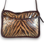 C&A - BOLSA CONFECCIONADA EM MATERIAL SINTÉTICO COM PADRONAGEM ANIMAL PRINT, CORES OCRE E MARROM, BOLSO EXTERNO E FUNDO INTERNO EM TECIDO ACAMURÇADO, COR MARROM, ALÇA AJUSTAVÉL, MEDINDO 21 X 29 CM. TRATA-SE DE PEÇA SEMINOVA, PODENDO APRESENTAR SINAIS DE USO, MARCAS DO TEMPO, DESGASTES NATURAIS, PEQUENAS IMPERFEIÇÕES, RESTAUROS, REPAROS E/OU OUTRAS CARACTERÍSTICAS PRÓPRIAS DE SUA NATUREZA, USO E ESTADO DE CONSERVAÇÃO, NÃO SENDO TAIS ASPECTOS, POR SI SÓ, MOTIVO PARA DESCLASSIFICAÇÃO, CANCELAMENTO OU QUESTIONAMENTOS POSTERIORES, DEVENDO O ARREMATANTE CONSIDERAR TAIS CONDIÇÕES PREVIAMENTE À OFERTA E ARREMATAÇÃO.
