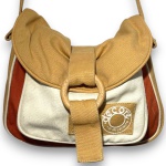 DECORE - BOLSA TIRACOLO CONFECCIONADA EM TECIDO LONADO, CORES BEGE, BRANCA E VERMELHA, MEDINDO 25 X 38 CM. TRATA-SE DE PEÇA SEMINOVA, PODENDO APRESENTAR SINAIS DE USO, MARCAS DO TEMPO, DESGASTES NATURAIS, PEQUENAS IMPERFEIÇÕES, RESTAUROS, REPAROS E/OU OUTRAS CARACTERÍSTICAS PRÓPRIAS DE SUA NATUREZA, USO E ESTADO DE CONSERVAÇÃO, NÃO SENDO TAIS ASPECTOS, POR SI SÓ, MOTIVO PARA DESCLASSIFICAÇÃO, CANCELAMENTO OU QUESTIONAMENTOS POSTERIORES, DEVENDO O ARREMATANTE CONSIDERAR TAIS CONDIÇÕES PREVIAMENTE À OFERTA E ARREMATAÇÃO.