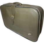 MALA PARA VIAGEM CONFECCIONADA EM COURO ECOLÓGICO, ALÇA DE MÃO, FECHAMENTO EXTERNO EM ZÍPER COM TRAVA EM METAL E FIVELA CENTRAL, COR VERDE OLIVA, MEDINDO 40 X 62 X 14 CM. TRATA-SE DE PEÇA SEMINOVA, PODENDO APRESENTAR SINAIS DE USO, MARCAS DO TEMPO, DESGASTES NATURAIS, PEQUENAS IMPERFEIÇÕES, RESTAUROS, REPAROS E/OU OUTRAS CARACTERÍSTICAS PRÓPRIAS DE SUA NATUREZA, USO E ESTADO DE CONSERVAÇÃO, NÃO SENDO TAIS ASPECTOS, POR SI SÓ, MOTIVO PARA DESCLASSIFICAÇÃO, CANCELAMENTO OU QUESTIONAMENTOS POSTERIORES, DEVENDO O ARREMATANTE CONSIDERAR TAIS CONDIÇÕES PREVIAMENTE À OFERTA E ARREMATAÇÃO.