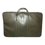 IKA - MALA PARA VIAGEM EM COURO ECOLÓGICO, FORRAÇÃO INTERNA EM TECIDO XADREZ, ALÇAS DE MÃO, FECHAMENTO EXTERNO EM ZÍPER COM TRAVA EM METAL E FIVELA CENTRAL, COR VERDE OLIVA, MEDINDO 48 X 76 X 20 CM. TRATA-SE DE PEÇA SEMINOVA, PODENDO APRESENTAR SINAIS DE USO, MARCAS DO TEMPO, DESGASTES NATURAIS, PEQUENAS IMPERFEIÇÕES, RESTAUROS, REPAROS E/OU OUTRAS CARACTERÍSTICAS PRÓPRIAS DE SUA NATUREZA, USO E ESTADO DE CONSERVAÇÃO, NÃO SENDO TAIS ASPECTOS, POR SI SÓ, MOTIVO PARA DESCLASSIFICAÇÃO, CANCELAMENTO OU QUESTIONAMENTOS POSTERIORES, DEVENDO O ARREMATANTE CONSIDERAR TAIS CONDIÇÕES PREVIAMENTE À OFERTA E ARREMATAÇÃO.