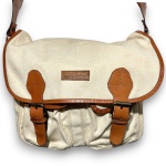 SOFT SHOES - BOLSA TIRACOLO CONFECCIONADA EM TECIDO LONADO, COR BRANCA, DOIS BOLSOS EXTERNOS, ALÇA AJUSTAVÉL, FIVELAS EM METAL, MEDINDO 27 X 34 CM. TRATA-SE DE PEÇA SEMINOVA, PODENDO APRESENTAR SINAIS DE USO, MARCAS DO TEMPO, DESGASTES NATURAIS, PEQUENAS IMPERFEIÇÕES, RESTAUROS, REPAROS E/OU OUTRAS CARACTERÍSTICAS PRÓPRIAS DE SUA NATUREZA, USO E ESTADO DE CONSERVAÇÃO, NÃO SENDO TAIS ASPECTOS, POR SI SÓ, MOTIVO PARA DESCLASSIFICAÇÃO, CANCELAMENTO OU QUESTIONAMENTOS POSTERIORES, DEVENDO O ARREMATANTE CONSIDERAR TAIS CONDIÇÕES PREVIAMENTE À OFERTA E ARREMATAÇÃO.