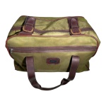 PRIMICIA - BOLSA DE VIAGEM, COR VERDE OLIVA, FECHAMENTO CENTRAL EM ZÍPER, ALÇAS DE MÃO E TIRACOLO EM COURO ECOLÓGICO, BOLSO EXTERNO, MEDINDO 28 X 47 X 30 CM. TRATA-SE DE PEÇA SEMINOVA, PODENDO APRESENTAR SINAIS DE USO, MARCAS DO TEMPO, DESGASTES NATURAIS, PEQUENAS IMPERFEIÇÕES, RESTAUROS, REPAROS E/OU OUTRAS CARACTERÍSTICAS PRÓPRIAS DE SUA NATUREZA, USO E ESTADO DE CONSERVAÇÃO, NÃO SENDO TAIS ASPECTOS, POR SI SÓ, MOTIVO PARA DESCLASSIFICAÇÃO, CANCELAMENTO OU QUESTIONAMENTOS POSTERIORES, DEVENDO O ARREMATANTE CONSIDERAR TAIS CONDIÇÕES PREVIAMENTE À OFERTA E ARREMATAÇÃO.