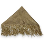 XALE, ESTILO BOHO, CONFECCIONADO EM POLIÉSTER RENDADO ORNADO COM FRANJAS, COR OURO VELHO COM BRILHO, MEDINDO 180 X 45 CM. TRATA-SE DE PEÇA SEMINOVA, PODENDO APRESENTAR SINAIS DE USO, MARCAS DO TEMPO, DESGASTES NATURAIS, PEQUENAS IMPERFEIÇÕES, RESTAUROS, REPAROS E/OU OUTRAS CARACTERÍSTICAS PRÓPRIAS DE SUA NATUREZA, USO E ESTADO DE CONSERVAÇÃO, NÃO SENDO TAIS ASPECTOS, POR SI SÓ, MOTIVO PARA DESCLASSIFICAÇÃO, CANCELAMENTO OU QUESTIONAMENTOS POSTERIORES, DEVENDO O ARREMATANTE CONSIDERAR TAIS CONDIÇÕES PREVIAMENTE À OFERTA E ARREMATAÇÃO.