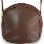 CZARINA - BOLSA TIRACOLO CONFECCIONADA EM COURO, FORRO AVELUDADO, BOLSO INTERNO, COR MARROM, MEDINDO 17 X 22 CM. TRATA-SE DE PEÇA SEMINOVA, PODENDO APRESENTAR SINAIS DE USO, MARCAS DO TEMPO, DESGASTES NATURAIS, PEQUENAS IMPERFEIÇÕES, RESTAUROS, REPAROS E/OU OUTRAS CARACTERÍSTICAS PRÓPRIAS DE SUA NATUREZA, USO E ESTADO DE CONSERVAÇÃO, NÃO SENDO TAIS ASPECTOS, POR SI SÓ, MOTIVO PARA DESCLASSIFICAÇÃO, CANCELAMENTO OU QUESTIONAMENTOS POSTERIORES, DEVENDO O ARREMATANTE CONSIDERAR TAIS CONDIÇÕES PREVIAMENTE À OFERTA E ARREMATAÇÃO.