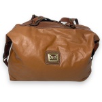 BENEVENUTTI - BOLSA FEMININA CONFECCIONADA EM COURO, COR MARROM, ALÇAS TAMANHO MEDIO, MEDINDO 35 X 42 CM. APRESENTA MARCAS DE TEMPO E/OU USO.