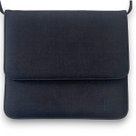 CZARINA - BOLSA TIRACOLO CONFECCIONADO EM TECIDO ACETINADO, BOLSO INTERNO, COR PRETA, MEDINDO 18 X 20 CM. TRATA-SE DE PEÇA SEMINOVA, PODENDO APRESENTAR SINAIS DE USO, MARCAS DO TEMPO, DESGASTES NATURAIS, PEQUENAS IMPERFEIÇÕES, RESTAUROS, REPAROS E/OU OUTRAS CARACTERÍSTICAS PRÓPRIAS DE SUA NATUREZA, USO E ESTADO DE CONSERVAÇÃO, NÃO SENDO TAIS ASPECTOS, POR SI SÓ, MOTIVO PARA DESCLASSIFICAÇÃO, CANCELAMENTO OU QUESTIONAMENTOS POSTERIORES, DEVENDO O ARREMATANTE CONSIDERAR TAIS CONDIÇÕES PREVIAMENTE À OFERTA E ARREMATAÇÃO.