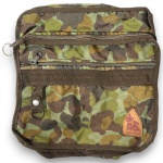 KELSONS - BOLSA CONFECCIONADA EM NYLON, COR ESTAMPA CAMUFLADA, ALÇA AJUSTAVÉL, DOIS BOLSOS EXTERNOS, MEDINDO 31 X 27 CM. TRATA-SE DE PEÇA SEMINOVA, PODENDO APRESENTAR SINAIS DE USO, MARCAS DO TEMPO, DESGASTES NATURAIS, PEQUENAS IMPERFEIÇÕES, RESTAUROS, REPAROS E/OU OUTRAS CARACTERÍSTICAS PRÓPRIAS DE SUA NATUREZA, USO E ESTADO DE CONSERVAÇÃO, NÃO SENDO TAIS ASPECTOS, POR SI SÓ, MOTIVO PARA DESCLASSIFICAÇÃO, CANCELAMENTO OU QUESTIONAMENTOS POSTERIORES, DEVENDO O ARREMATANTE CONSIDERAR TAIS CONDIÇÕES PREVIAMENTE À OFERTA E ARREMATAÇÃO.