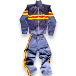 AGASALHO CONFECCIONADO EM HELANCA, COR CINZA, COMPOSTO POR DUAS PEÇAS, SENDO: CASACO, TAMANHO 50 E CALÇA TAMANHO 48. TRATA-SE DE PEÇA SEMINOVA, PODENDO APRESENTAR SINAIS DE USO, MARCAS DO TEMPO, DESGASTES NATURAIS, PEQUENAS IMPERFEIÇÕES, RESTAUROS, REPAROS E/OU OUTRAS CARACTERÍSTICAS PRÓPRIAS DE SUA NATUREZA, USO E ESTADO DE CONSERVAÇÃO, NÃO SENDO TAIS ASPECTOS, POR SI SÓ, MOTIVO PARA DESCLASSIFICAÇÃO, CANCELAMENTO OU QUESTIONAMENTOS POSTERIORES, DEVENDO O ARREMATANTE CONSIDERAR TAIS CONDIÇÕES PREVIAMENTE À OFERTA E ARREMATAÇÃO.