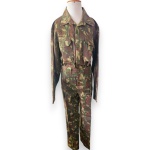 CONJUNTO MASCULINO CONFECCIONADO EM ALGODÃO, COR ESTAMPA CAMUFLADO, TAMANHO 5, COMPOSTO POR DUAS PEÇAS, SENDO: CALÇA, MODELO CARGO E CAMISA, MANGA LONGA. TRATA-SE DE PEÇA SEMINOVA, PODENDO APRESENTAR SINAIS DE USO, MARCAS DO TEMPO, DESGASTES NATURAIS, PEQUENAS IMPERFEIÇÕES, RESTAUROS, REPAROS E/OU OUTRAS CARACTERÍSTICAS PRÓPRIAS DE SUA NATUREZA, USO E ESTADO DE CONSERVAÇÃO, NÃO SENDO TAIS ASPECTOS, POR SI SÓ, MOTIVO PARA DESCLASSIFICAÇÃO, CANCELAMENTO OU QUESTIONAMENTOS POSTERIORES, DEVENDO O ARREMATANTE CONSIDERAR TAIS CONDIÇÕES PREVIAMENTE À OFERTA E ARREMATAÇÃO.