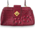 BOLSA CLUTCH CONFECCIONADA EM COURO COM TEXTURA CROCO, COR VERMELHA, BOLSO INTERNO, DUAS DIVISÓRIAS, FECHO EM METAL DOURADO, MEDINDO 15 X 26 CM. TRATA-SE DE PEÇA SEMINOVA, PODENDO APRESENTAR SINAIS DE USO, MARCAS DO TEMPO, DESGASTES NATURAIS, PEQUENAS IMPERFEIÇÕES, RESTAUROS, REPAROS E/OU OUTRAS CARACTERÍSTICAS PRÓPRIAS DE SUA NATUREZA, USO E ESTADO DE CONSERVAÇÃO, NÃO SENDO TAIS ASPECTOS, POR SI SÓ, MOTIVO PARA DESCLASSIFICAÇÃO, CANCELAMENTO OU QUESTIONAMENTOS POSTERIORES, DEVENDO O ARREMATANTE CONSIDERAR TAIS CONDIÇÕES PREVIAMENTE À OFERTA E ARREMATAÇÃO.