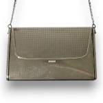 BOLSA CLUTCH CONFECCIONADA EM METAL PRATEADO, BOLSO E FORRO INTERNO EM TECIDO ACAMURÇADO, ESPELHO INTERNO, MEDINDO 11 X 19. TRATA-SE DE PEÇA SEMINOVA, PODENDO APRESENTAR SINAIS DE USO, MARCAS DO TEMPO, DESGASTES NATURAIS, PEQUENAS IMPERFEIÇÕES, RESTAUROS, REPAROS E/OU OUTRAS CARACTERÍSTICAS PRÓPRIAS DE SUA NATUREZA, USO E ESTADO DE CONSERVAÇÃO, NÃO SENDO TAIS ASPECTOS, POR SI SÓ, MOTIVO PARA DESCLASSIFICAÇÃO, CANCELAMENTO OU QUESTIONAMENTOS POSTERIORES, DEVENDO O ARREMATANTE CONSIDERAR TAIS CONDIÇÕES PREVIAMENTE À OFERTA E ARREMATAÇÃO.