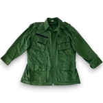 ZANON RIO - CASACO MASCULINO CONFECCIONADO EM TECIDO OXFORD, COR VERDE MILITAR, CINCO BOLSOS EXTERNOS, ACOMPANHA CORDA INTERNA PARA REGULAGEM DA CINTURA, TAMANHO M. TRATA-SE DE PEÇA SEMINOVA, PODENDO APRESENTAR SINAIS DE USO, MARCAS DO TEMPO, DESGASTES NATURAIS, PEQUENAS IMPERFEIÇÕES, RESTAUROS, REPAROS E/OU OUTRAS CARACTERÍSTICAS PRÓPRIAS DE SUA NATUREZA, USO E ESTADO DE CONSERVAÇÃO, NÃO SENDO TAIS ASPECTOS, POR SI SÓ, MOTIVO PARA DESCLASSIFICAÇÃO, CANCELAMENTO OU QUESTIONAMENTOS POSTERIORES, DEVENDO O ARREMATANTE CONSIDERAR TAIS CONDIÇÕES PREVIAMENTE À OFERTA E ARREMATAÇÃO.