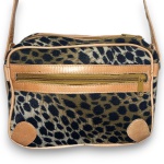 BOLSA TIRACOLO CONFECCIONADA EM TECIDO ACETINADO COM PADRONAGEM ANIMAL PRINT, CORES PRETA E MARROM, BOLSO EXTERNO, ALÇA AJUSTAVÉL, MEDINDO 18 X 28 CM. TRATA-SE DE PEÇA SEMINOVA, PODENDO APRESENTAR SINAIS DE USO, MARCAS DO TEMPO, DESGASTES NATURAIS, PEQUENAS IMPERFEIÇÕES, RESTAUROS, REPAROS E/OU OUTRAS CARACTERÍSTICAS PRÓPRIAS DE SUA NATUREZA, USO E ESTADO DE CONSERVAÇÃO, NÃO SENDO TAIS ASPECTOS, POR SI SÓ, MOTIVO PARA DESCLASSIFICAÇÃO, CANCELAMENTO OU QUESTIONAMENTOS POSTERIORES, DEVENDO O ARREMATANTE CONSIDERAR TAIS CONDIÇÕES PREVIAMENTE À OFERTA E ARREMATAÇÃO.