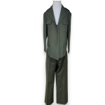 CONJUNTO MASCULINO  CONFECCIONADO EM TECICO OXFORD, COR VERDE MILITAR, COMPOSTO POR DUAS PEÇAS, SENDO: CASACO, QUATRO BOLSOS EXTERNOS, DOIS BOLSOS INTERNOS, MEDINDO 75 X 50 CM E CALÇA, SEIS BOLSOS EXTERNOS, MEDINDO 100 X 46 CM. APRESENTA A FALTA DOS BOTÕES NO CASACO. TRATA-SE DE PEÇA SEMINOVA, PODENDO APRESENTAR SINAIS DE USO, MARCAS DO TEMPO, DESGASTES NATURAIS, PEQUENAS IMPERFEIÇÕES, RESTAUROS, REPAROS E/OU OUTRAS CARACTERÍSTICAS PRÓPRIAS DE SUA NATUREZA, USO E ESTADO DE CONSERVAÇÃO, NÃO SENDO TAIS ASPECTOS, POR SI SÓ, MOTIVO PARA DESCLASSIFICAÇÃO, CANCELAMENTO OU QUESTIONAMENTOS POSTERIORES, DEVENDO O ARREMATANTE CONSIDERAR TAIS CONDIÇÕES PREVIAMENTE À OFERTA E ARREMATAÇÃO.