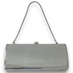 PLASTIMEC - BOLSA CLUTCH CONFECCIONADA EM METAL PRATEADO, FORRO INTERNO EM TECIDO ACAMURÇADO, MEDINDO 9 X 19 CM. APRESENTA PEQUENO DANO NO FORRO. TRATA-SE DE PEÇA SEMINOVA, PODENDO APRESENTAR SINAIS DE USO, MARCAS DO TEMPO, DESGASTES NATURAIS, PEQUENAS IMPERFEIÇÕES, RESTAUROS, REPAROS E/OU OUTRAS CARACTERÍSTICAS PRÓPRIAS DE SUA NATUREZA, USO E ESTADO DE CONSERVAÇÃO, NÃO SENDO TAIS ASPECTOS, POR SI SÓ, MOTIVO PARA DESCLASSIFICAÇÃO, CANCELAMENTO OU QUESTIONAMENTOS POSTERIORES, DEVENDO O ARREMATANTE CONSIDERAR TAIS CONDIÇÕES PREVIAMENTE À OFERTA E ARREMATAÇÃO.