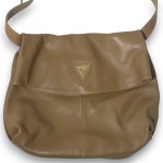 VERA IDENTITA - BOLSA TIRACOLO CONFECCIONADA EM COURO, ALÇA AJUSTAVÉL, BOLSO EXTERNO TRASEIRO COM FECHAMENTO EM ZÍPER, MEDINDO 41 X 33 CM. TRATA-SE DE PEÇA SEMINOVA, PODENDO APRESENTAR SINAIS DE USO, MARCAS DO TEMPO, DESGASTES NATURAIS, PEQUENAS IMPERFEIÇÕES, RESTAUROS, REPAROS E/OU OUTRAS CARACTERÍSTICAS PRÓPRIAS DE SUA NATUREZA, USO E ESTADO DE CONSERVAÇÃO, NÃO SENDO TAIS ASPECTOS, POR SI SÓ, MOTIVO PARA DESCLASSIFICAÇÃO, CANCELAMENTO OU QUESTIONAMENTOS POSTERIORES, DEVENDO O ARREMATANTE CONSIDERAR TAIS CONDIÇÕES PREVIAMENTE À OFERTA E ARREMATAÇÃO.