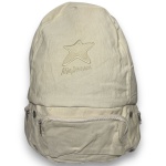 ME ABRAÇA - MOCHILA CONFECCIONADA EM TECIDO LONADO, COR BRANCA, TRÊS BOLSOS EXTERNOS, ALÇAS AJUSTAVÉIS, MEDINDO 40 X 37 CM. APTRATA-SE DE PEÇA SEMINOVA, PODENDO APRESENTAR SINAIS DE USO, MARCAS DO TEMPO, DESGASTES NATURAIS, PEQUENAS IMPERFEIÇÕES, RESTAUROS, REPAROS E/OU OUTRAS CARACTERÍSTICAS PRÓPRIAS DE SUA NATUREZA, USO E ESTADO DE CONSERVAÇÃO, NÃO SENDO TAIS ASPECTOS, POR SI SÓ, MOTIVO PARA DESCLASSIFICAÇÃO, CANCELAMENTO OU QUESTIONAMENTOS POSTERIORES, DEVENDO O ARREMATANTE CONSIDERAR TAIS CONDIÇÕES PREVIAMENTE À OFERTA E ARREMATAÇÃO.