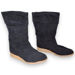 BOTA CONFECCIONADA EM CAMURÇA, COR PRETA, CANO MÉDIO, SOLA EMBORRACHADA, TAMANHO 38. TRATA-SE DE PEÇA SEMINOVA, PODENDO APRESENTAR SINAIS DE USO, MARCAS DO TEMPO, DESGASTES NATURAIS, PEQUENAS IMPERFEIÇÕES, RESTAUROS, REPAROS E/OU OUTRAS CARACTERÍSTICAS PRÓPRIAS DE SUA NATUREZA, USO E ESTADO DE CONSERVAÇÃO, NÃO SENDO TAIS ASPECTOS, POR SI SÓ, MOTIVO PARA DESCLASSIFICAÇÃO, CANCELAMENTO OU QUESTIONAMENTOS POSTERIORES, DEVENDO O ARREMATANTE CONSIDERAR TAIS CONDIÇÕES PREVIAMENTE À OFERTA E ARREMATAÇÃO.