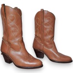 BOTA CONFECCIONADA EM COURO, ESTILO COUNTRY, COR CARAMELO, CANO MÉDIO DETALHADO COM BORDADOS EM LINHA, SALTO 7, TAMANHO 37. TRATA-SE DE PEÇA SEMINOVA, PODENDO APRESENTAR SINAIS DE USO, MARCAS DO TEMPO, DESGASTES NATURAIS, PEQUENAS IMPERFEIÇÕES, RESTAUROS, REPAROS E/OU OUTRAS CARACTERÍSTICAS PRÓPRIAS DE SUA NATUREZA, USO E ESTADO DE CONSERVAÇÃO, NÃO SENDO TAIS ASPECTOS, POR SI SÓ, MOTIVO PARA DESCLASSIFICAÇÃO, CANCELAMENTO OU QUESTIONAMENTOS POSTERIORES, DEVENDO O ARREMATANTE CONSIDERAR TAIS CONDIÇÕES PREVIAMENTE À OFERTA E ARREMATAÇÃO.