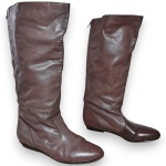 GALHARDI - BOTA CONFECCIONADA EM COURO, ESTILO SLOUCHY, COR MARROM, CANO LONGO DETALHADO COM FECHAMENTO EM ZÍPER, SALTO 3, TAMANHO 38. TRATA-SE DE PEÇA SEMINOVA, PODENDO APRESENTAR SINAIS DE USO, MARCAS DO TEMPO, DESGASTES NATURAIS, PEQUENAS IMPERFEIÇÕES, RESTAUROS, REPAROS E/OU OUTRAS CARACTERÍSTICAS PRÓPRIAS DE SUA NATUREZA, USO E ESTADO DE CONSERVAÇÃO, NÃO SENDO TAIS ASPECTOS, POR SI SÓ, MOTIVO PARA DESCLASSIFICAÇÃO, CANCELAMENTO OU QUESTIONAMENTOS POSTERIORES, DEVENDO O ARREMATANTE CONSIDERAR TAIS CONDIÇÕES PREVIAMENTE À OFERTA E ARREMATAÇÃO.