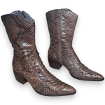 SHOESTOCK - BOTA CONFECCIONADA EM COURO DE PELE DE COBRA PHYTON, ESTILO COUNTRY, COR MARROM, CANO MÉDIO, SALTO 5, TAMANHO 34. TRATA-SE DE PEÇA SEMINOVA, PODENDO APRESENTAR SINAIS DE USO, MARCAS DO TEMPO, DESGASTES NATURAIS, PEQUENAS IMPERFEIÇÕES, RESTAUROS, REPAROS E/OU OUTRAS CARACTERÍSTICAS PRÓPRIAS DE SUA NATUREZA, USO E ESTADO DE CONSERVAÇÃO, NÃO SENDO TAIS ASPECTOS, POR SI SÓ, MOTIVO PARA DESCLASSIFICAÇÃO, CANCELAMENTO OU QUESTIONAMENTOS POSTERIORES, DEVENDO O ARREMATANTE CONSIDERAR TAIS CONDIÇÕES PREVIAMENTE À OFERTA E ARREMATAÇÃO.