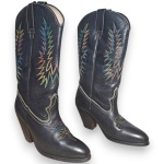 KANE - BOTA CONFECCIONADA EM COURO, ESTILO COUNTRY, COR PRETA, CANO MÉDIO DETALHADO COM BORDADOS EM LINHA, SALTO 7, TAMANHO 38. TRATA-SE DE PEÇA SEMINOVA, PODENDO APRESENTAR SINAIS DE USO, MARCAS DO TEMPO, DESGASTES NATURAIS, PEQUENAS IMPERFEIÇÕES, RESTAUROS, REPAROS E/OU OUTRAS CARACTERÍSTICAS PRÓPRIAS DE SUA NATUREZA, USO E ESTADO DE CONSERVAÇÃO, NÃO SENDO TAIS ASPECTOS, POR SI SÓ, MOTIVO PARA DESCLASSIFICAÇÃO, CANCELAMENTO OU QUESTIONAMENTOS POSTERIORES, DEVENDO O ARREMATANTE CONSIDERAR TAIS CONDIÇÕES PREVIAMENTE À OFERTA E ARREMATAÇÃO.