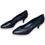 MODA CHANTILLY BY SAPASSO - SAPATO, MODELO SCARPIN, CONFECCIONADO EM COURO, COR PRETA, SALTO 7, TAMANHO 38. TRATA-SE DE PEÇA SEMINOVA, PODENDO APRESENTAR SINAIS DE USO, MARCAS DO TEMPO, DESGASTES NATURAIS, PEQUENAS IMPERFEIÇÕES, RESTAUROS, REPAROS E/OU OUTRAS CARACTERÍSTICAS PRÓPRIAS DE SUA NATUREZA, USO E ESTADO DE CONSERVAÇÃO, NÃO SENDO TAIS ASPECTOS, POR SI SÓ, MOTIVO PARA DESCLASSIFICAÇÃO, CANCELAMENTO OU QUESTIONAMENTOS POSTERIORES, DEVENDO O ARREMATANTE CONSIDERAR TAIS CONDIÇÕES PREVIAMENTE À OFERTA E ARREMATAÇÃO.