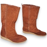 BOTA CONFECCIONADA EM CAMURÇA, COR MARROM, CANO MÉDIO, SOLA EMBORRACHADA, TAMANHO 38. TRATA-SE DE PEÇA SEMINOVA, PODENDO APRESENTAR SINAIS DE USO, MARCAS DO TEMPO, DESGASTES NATURAIS, PEQUENAS IMPERFEIÇÕES, RESTAUROS, REPAROS E/OU OUTRAS CARACTERÍSTICAS PRÓPRIAS DE SUA NATUREZA, USO E ESTADO DE CONSERVAÇÃO, NÃO SENDO TAIS ASPECTOS, POR SI SÓ, MOTIVO PARA DESCLASSIFICAÇÃO, CANCELAMENTO OU QUESTIONAMENTOS POSTERIORES, DEVENDO O ARREMATANTE CONSIDERAR TAIS CONDIÇÕES PREVIAMENTE À OFERTA E ARREMATAÇÃO.