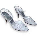 RECLAN - SANDÁLIA CONFECCIONADA EM COURO, FEITO A MÃO, COR BRANCA, SALTO 9, TAMANHO 37. NECESSITA REPOSIÇÃO DA BORRACHINHA E/OU TAQUINHO DO SALTO, DITO HEEL CAP, CONFORME FOTOS ANEXAS. TRATA-SE DE PEÇA SEMINOVA, PODENDO APRESENTAR SINAIS DE USO, MARCAS DO TEMPO, DESGASTES NATURAIS, PEQUENAS IMPERFEIÇÕES, RESTAUROS, REPAROS E/OU OUTRAS CARACTERÍSTICAS PRÓPRIAS DE SUA NATUREZA, USO E ESTADO DE CONSERVAÇÃO, NÃO SENDO TAIS ASPECTOS, POR SI SÓ, MOTIVO PARA DESCLASSIFICAÇÃO, CANCELAMENTO OU QUESTIONAMENTOS POSTERIORES, DEVENDO O ARREMATANTE CONSIDERAR TAIS CONDIÇÕES PREVIAMENTE À OFERTA E ARREMATAÇÃO.