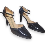 PARISIENSE BY LASCIVIA - SAPATO CONFECCIONADO EM VERNIZ, FEITO A MÃO, COR PRETA, ALÇAS AJUSTÁVEIS NO TORNOZELO, SALTO 9, TAMANHO 39. NECESSITA REPARAO NAS ALÇAS, CONFORME FOTOS ANEXAS. TRATA-SE DE PEÇA SEMINOVA, PODENDO APRESENTAR SINAIS DE USO, MARCAS DO TEMPO, DESGASTES NATURAIS, PEQUENAS IMPERFEIÇÕES, RESTAUROS, REPAROS E/OU OUTRAS CARACTERÍSTICAS PRÓPRIAS DE SUA NATUREZA, USO E ESTADO DE CONSERVAÇÃO, NÃO SENDO TAIS ASPECTOS, POR SI SÓ, MOTIVO PARA DESCLASSIFICAÇÃO, CANCELAMENTO OU QUESTIONAMENTOS POSTERIORES, DEVENDO O ARREMATANTE CONSIDERAR TAIS CONDIÇÕES PREVIAMENTE À OFERTA E ARREMATAÇÃO.