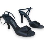 CHÂTEAU D`ORLEANS - SANDÁLIA REVESTIDA EM TECIDO ACETINADO, FEITO À MÃO, COR PRETA, SALTO 10, TAMANHO 36. TRATA-SE DE PEÇA SEMINOVA, PODENDO APRESENTAR SINAIS DE USO, MARCAS DO TEMPO, DESGASTES NATURAIS, PEQUENAS IMPERFEIÇÕES, RESTAUROS, REPAROS E/OU OUTRAS CARACTERÍSTICAS PRÓPRIAS DE SUA NATUREZA, USO E ESTADO DE CONSERVAÇÃO, NÃO SENDO TAIS ASPECTOS, POR SI SÓ, MOTIVO PARA DESCLASSIFICAÇÃO, CANCELAMENTO OU QUESTIONAMENTOS POSTERIORES, DEVENDO O ARREMATANTE CONSIDERAR TAIS CONDIÇÕES PREVIAMENTE À OFERTA E ARREMATAÇÃO.