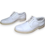 MARINER - SAPATO CONFECCIONADO EM MATERIAL ALTO BRILHO, COR BRANCA, SOLADO EMBORRACHADO, TAMANHO 44.