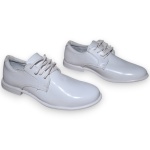 VIBOR - SAPATO CONFECCIONADO EM MATERIAL ALTO BRILHO, COR BRANCA, SOLADO EMBORRACHADO, TAMANHO 43.