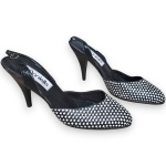 DANIELLA BY PERFIL - SAPATO, MODELO SLINGBACK, PADRÃO XADREZ, CONFECCIONADO EM COURO, CORES PRETA E BRANCA, SALTO 9, TAMANHO 37. NECESSITA REPOSIÇÃO DA BORRACHINHA E/OU TAQUINHO DO SALTO, DITO HEEL CAP, CONFORME FOTOS ANEXAS. TRATA-SE DE PEÇA SEMINOVA, PODENDO APRESENTAR SINAIS DE USO, MARCAS DO TEMPO, DESGASTES NATURAIS, PEQUENAS IMPERFEIÇÕES, RESTAUROS, REPAROS E/OU OUTRAS CARACTERÍSTICAS PRÓPRIAS DE SUA NATUREZA, USO E ESTADO DE CONSERVAÇÃO, NÃO SENDO TAIS ASPECTOS, POR SI SÓ, MOTIVO PARA DESCLASSIFICAÇÃO, CANCELAMENTO OU QUESTIONAMENTOS POSTERIORES, DEVENDO O ARREMATANTE CONSIDERAR TAIS CONDIÇÕES PREVIAMENTE À OFERTA E ARREMATAÇÃO.