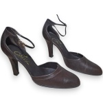 CHERRI BY CZARINA - SAPATO CONFECCIONADO EM COURO, COR MARROM, ALÇAS AJUSTÁVEIS NO TORNOZELO, SALTO 9, TAMANHO 36. TRATA-SE DE PEÇA SEMINOVA, PODENDO APRESENTAR SINAIS DE USO, MARCAS DO TEMPO, DESGASTES NATURAIS, PEQUENAS IMPERFEIÇÕES, RESTAUROS, REPAROS E/OU OUTRAS CARACTERÍSTICAS PRÓPRIAS DE SUA NATUREZA, USO E ESTADO DE CONSERVAÇÃO, NÃO SENDO TAIS ASPECTOS, POR SI SÓ, MOTIVO PARA DESCLASSIFICAÇÃO, CANCELAMENTO OU QUESTIONAMENTOS POSTERIORES, DEVENDO O ARREMATANTE CONSIDERAR TAIS CONDIÇÕES PREVIAMENTE À OFERTA E ARREMATAÇÃO.