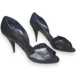 POLAR RIO - SAPATO, MODELO PEEP TOE, CONFECCIONADO EM COURO, COR PRETA, SALTO 9, TAMANHO 37. NECESSITA REPOSIÇÃO DA BORRACHINHA E/OU TAQUINHO DO SALTO, DITO HEEL CAP, CONFORME FOTOS ANEXAS. TRATA-SE DE PEÇA SEMINOVA, PODENDO APRESENTAR SINAIS DE USO, MARCAS DO TEMPO, DESGASTES NATURAIS, PEQUENAS IMPERFEIÇÕES, RESTAUROS, REPAROS E/OU OUTRAS CARACTERÍSTICAS PRÓPRIAS DE SUA NATUREZA, USO E ESTADO DE CONSERVAÇÃO, NÃO SENDO TAIS ASPECTOS, POR SI SÓ, MOTIVO PARA DESCLASSIFICAÇÃO, CANCELAMENTO OU QUESTIONAMENTOS POSTERIORES, DEVENDO O ARREMATANTE CONSIDERAR TAIS CONDIÇÕES PREVIAMENTE À OFERTA E ARREMATAÇÃO.