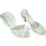 RECLAN - SANDÁLIA CONFECCIONADA EM COURO, FEITO A MÃO, MODELO SLINGBACK, COR BRANCA, SALTO 9, TAMANHO 38. NECESSITA REPOSIÇÃO DA BORRACHINHA E/OU TAQUINHO DO SALTO, DITO HEEL CAP, CONFORME FOTOS ANEXAS. TRATA-SE DE PEÇA SEMINOVA, PODENDO APRESENTAR SINAIS DE USO, MARCAS DO TEMPO, DESGASTES NATURAIS, PEQUENAS IMPERFEIÇÕES, RESTAUROS, REPAROS E/OU OUTRAS CARACTERÍSTICAS PRÓPRIAS DE SUA NATUREZA, USO E ESTADO DE CONSERVAÇÃO, NÃO SENDO TAIS ASPECTOS, POR SI SÓ, MOTIVO PARA DESCLASSIFICAÇÃO, CANCELAMENTO OU QUESTIONAMENTOS POSTERIORES, DEVENDO O ARREMATANTE CONSIDERAR TAIS CONDIÇÕES PREVIAMENTE À OFERTA E ARREMATAÇÃO.