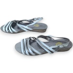 MOOBA - SANDÁLIA, MODELO ANABELA, CORES BRANCA E PRATA, PLATAFORMA 3, TAMANHO 38. TRATA-SE DE PEÇA SEMINOVA, PODENDO APRESENTAR SINAIS DE USO, MARCAS DO TEMPO, DESGASTES NATURAIS, PEQUENAS IMPERFEIÇÕES, RESTAUROS, REPAROS E/OU OUTRAS CARACTERÍSTICAS PRÓPRIAS DE SUA NATUREZA, USO E ESTADO DE CONSERVAÇÃO, NÃO SENDO TAIS ASPECTOS, POR SI SÓ, MOTIVO PARA DESCLASSIFICAÇÃO, CANCELAMENTO OU QUESTIONAMENTOS POSTERIORES, DEVENDO O ARREMATANTE CONSIDERAR TAIS CONDIÇÕES PREVIAMENTE À OFERTA E ARREMATAÇÃO.